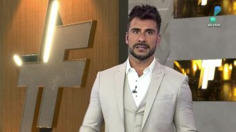 Julio Rocha no comando do TV Fama; apresentador teve que sair da casa do sogro após prejuízo (Foto: Reprodução/RedeTV!)