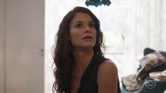 Bárbara (Alinne Moraes) é desmascarada por roubar amiga em Um Lugar ao Sol (Foto: Reprodução/TV Globo)