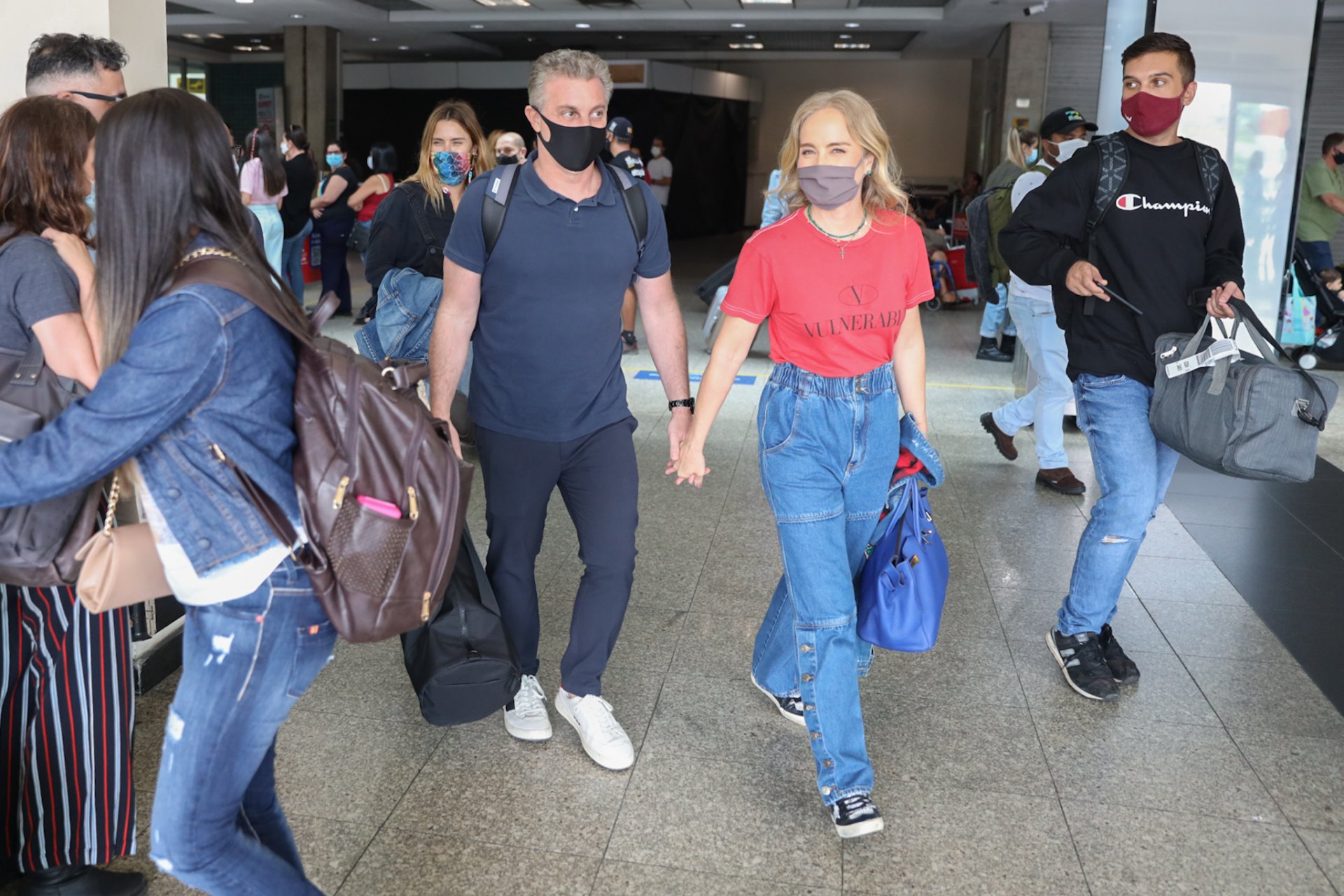 Luciano Huck, Angélica e Carolina Dieckmann desembarcam no aeroporto de Congonhas, em São Paulo
