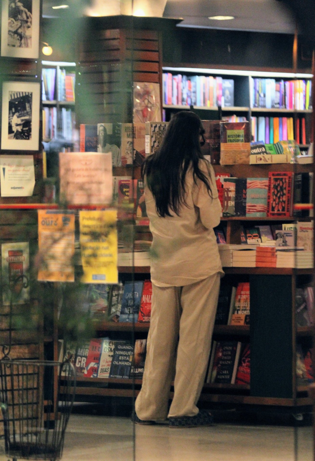 Isabelle Drummond é vista em livraria do Rio de Janeiro 