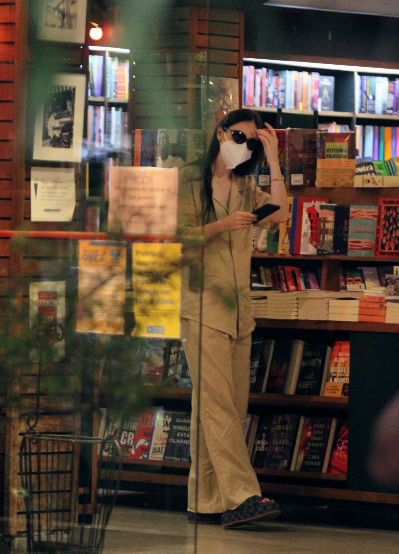   Isabelle Drummond é vista em livraria do Rio de Janeiro