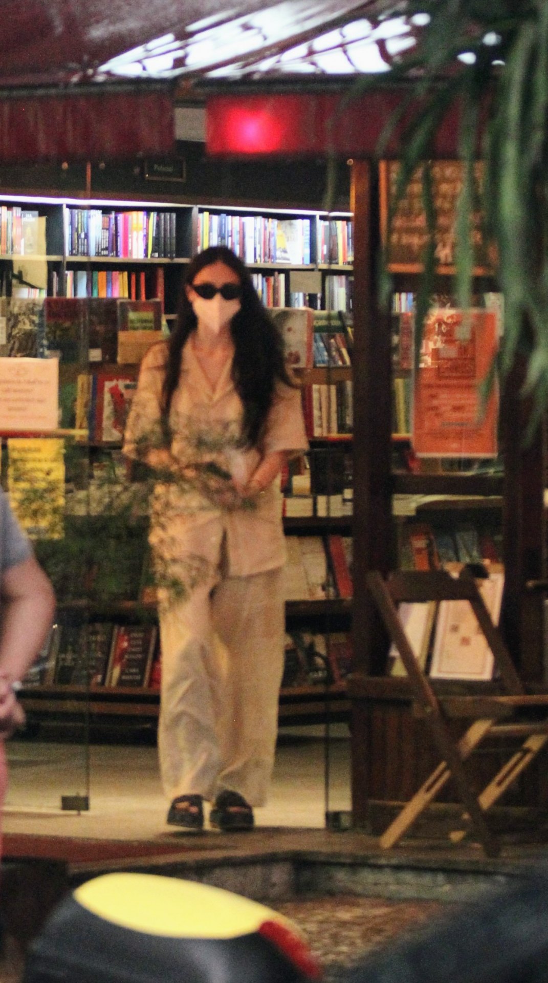 Isabelle Drummond é vista em livraria do Rio de Janeiro