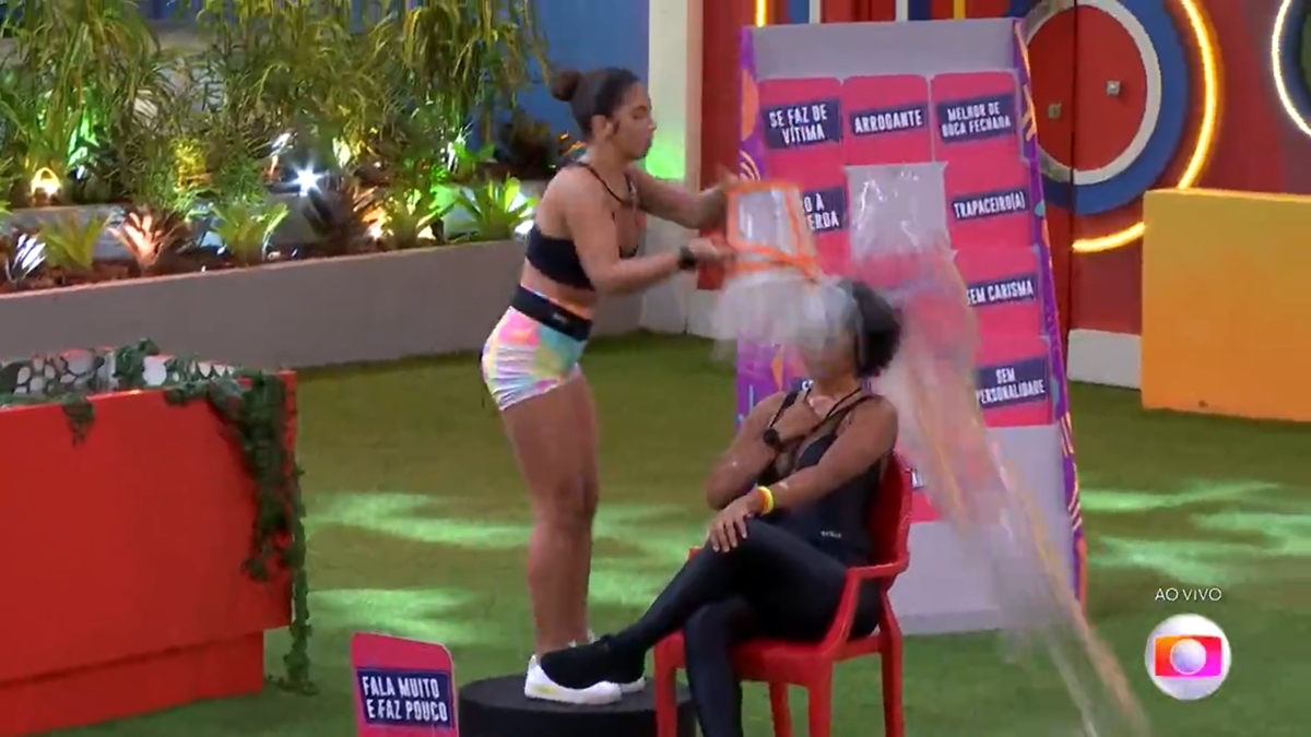 Maria acerta Natália com um balde durante o Jogo da Discórdia no BBB 2022 (Foto: Reprodução/TV Globo)