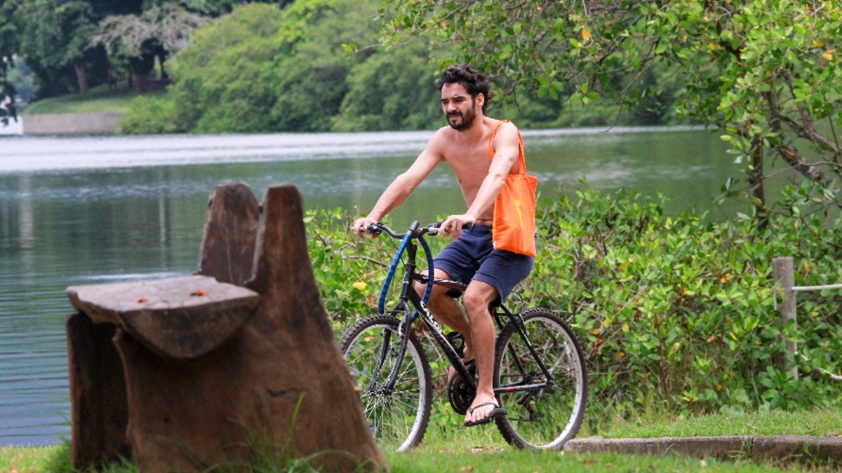 Caio Blat passeia de bicicleta no Rio (Foto: J/Ag News)