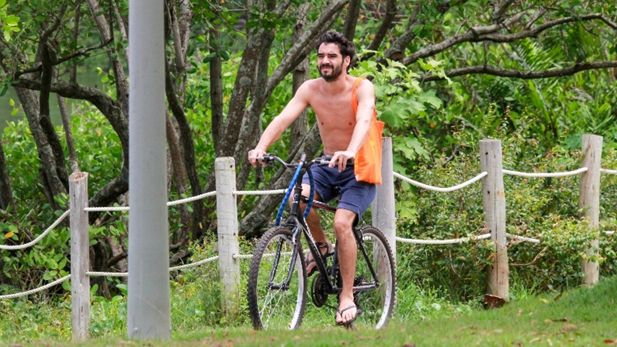 Caio Blat passeia de bicicleta no Rio (Foto: J/Ag News)