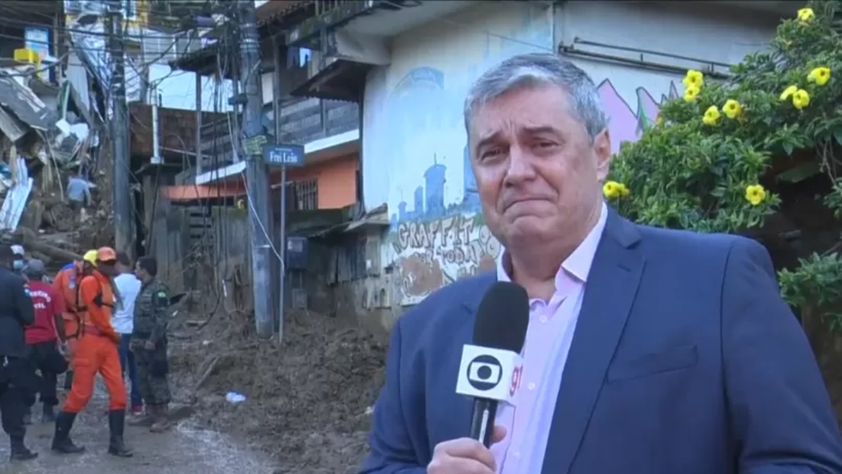 Flávio Fachel chorou durante a cobertura da tragédia em Petrópolis no Bom Dia Rio (Foto: Reprodução/TV Globo)