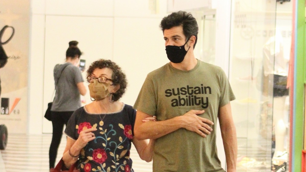 Mateus Solano e a mãe Miriam Schenker passeiam em shopping no Rio (Foto: Adão/Ag News)