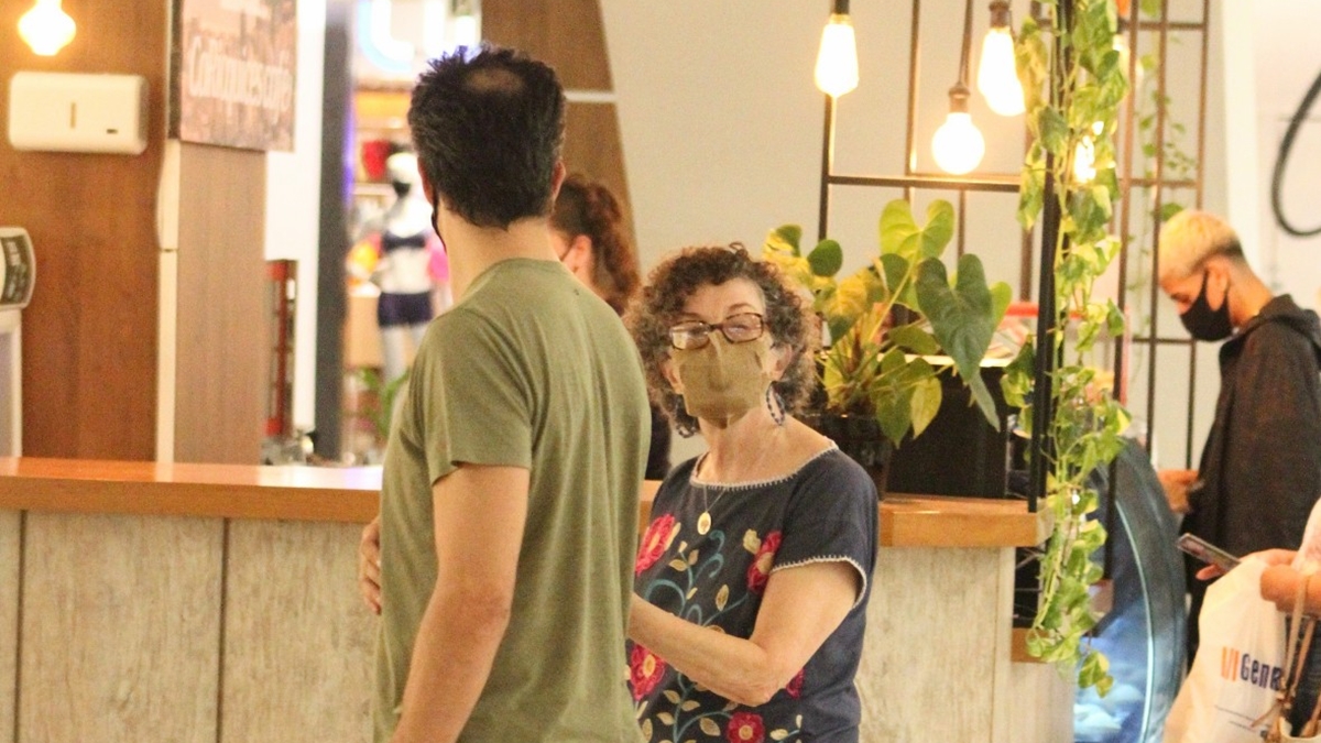 Mateus Solano e a mãe em passeio no shopping (Foto: Adão/Ag News)