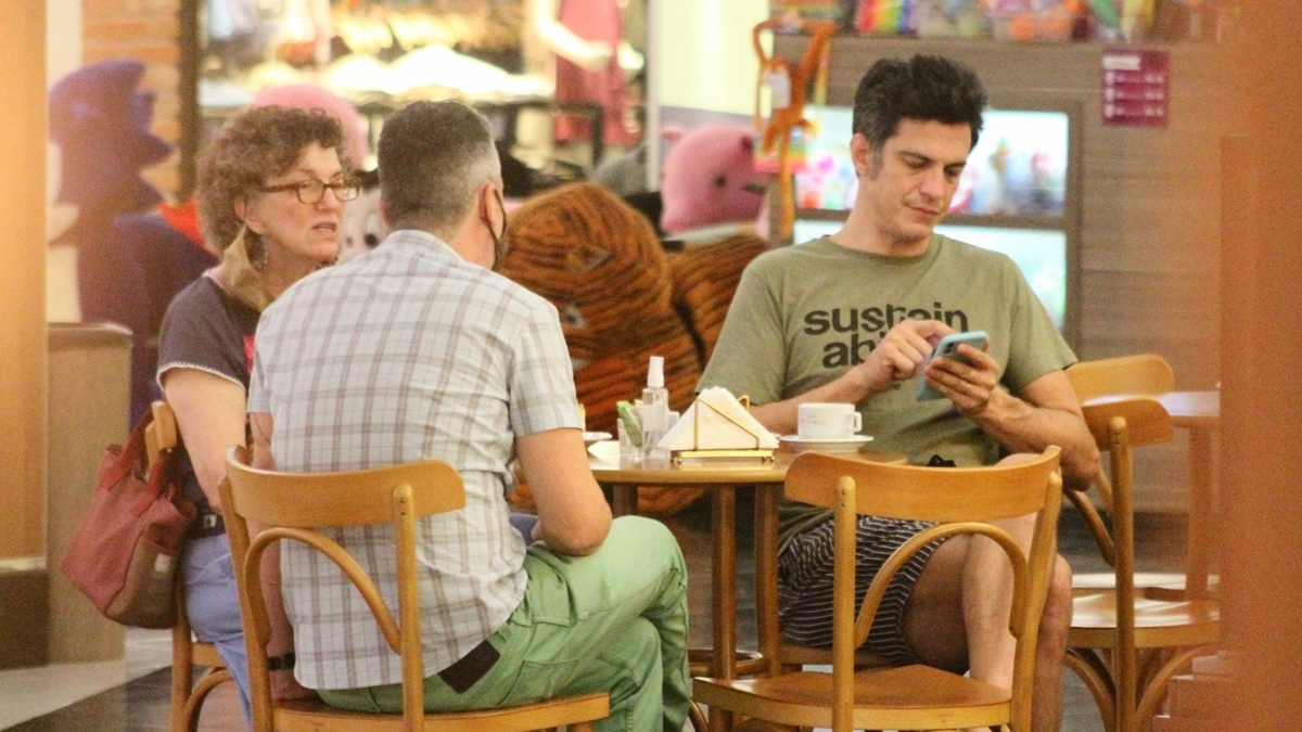 Mateus Solano toma cafezinho com a mãe em shopping (Foto: Adão/Ag News)