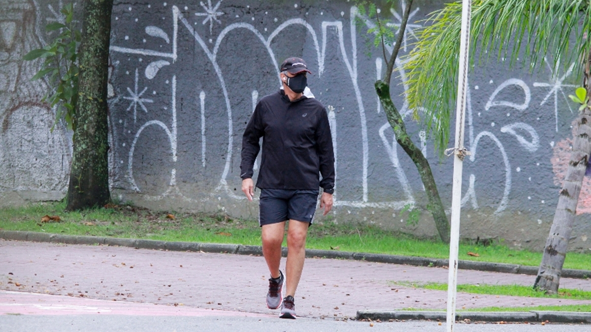 William Bonner caminha com rosto coberto no Rio (Foto: J/Ag News)