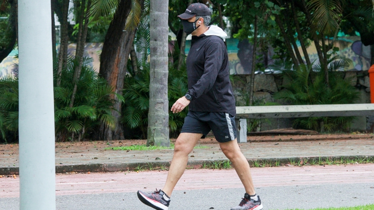 William Bonner caminha com rosto coberto no Rio (Foto: J/Ag News)