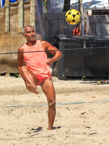 Romário curte dia de praia e joga futevôlei no Rio Barra Da Tijuca (Foto Fabricio Pioyani/ AgNews)