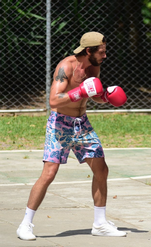 Chay Suede treina boxe em praça de São Paulo (Foto: Leo Franco / AgNews)
