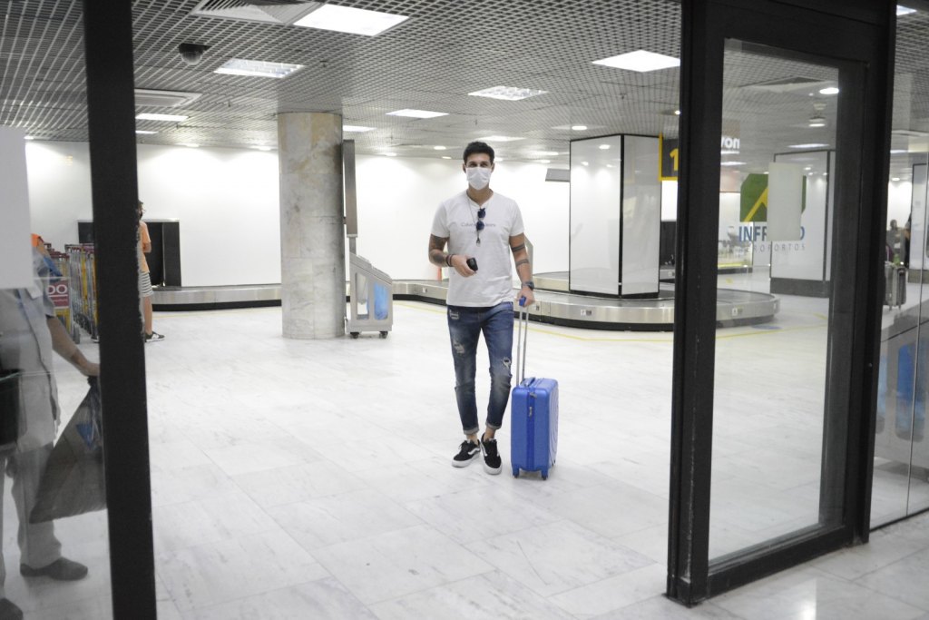 Rodrigo Mussi desembarca no aeroporto do Rio de Janeiro (Foto: Webert Belicio - Agnews)