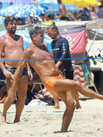 Renato Gaúcho joga futevôlei com amigos na praia de Ipanema (Fotos: J / AGNEWS)