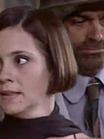 Catarina (Adriana Esteves) ataca Marcela (Drica Moraes) em O Cravo e a Rosa (Foto: Reprodução/TV Globo)