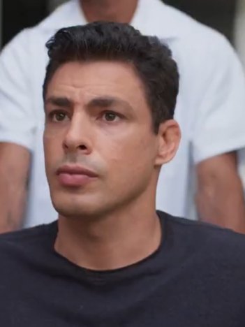 Christian (Cauã Reymond) sofre acusação de Ravi (Juan Paiva) em Um Lugar ao Sol (Foto: Reprodução/TV Globo)