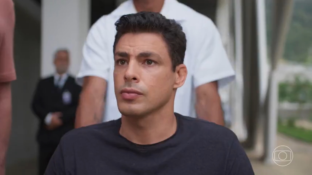 Christian (Cauã Reymond) sofre acusação de Ravi (Juan Paiva) em Um Lugar ao Sol (Foto: Reprodução/TV Globo)