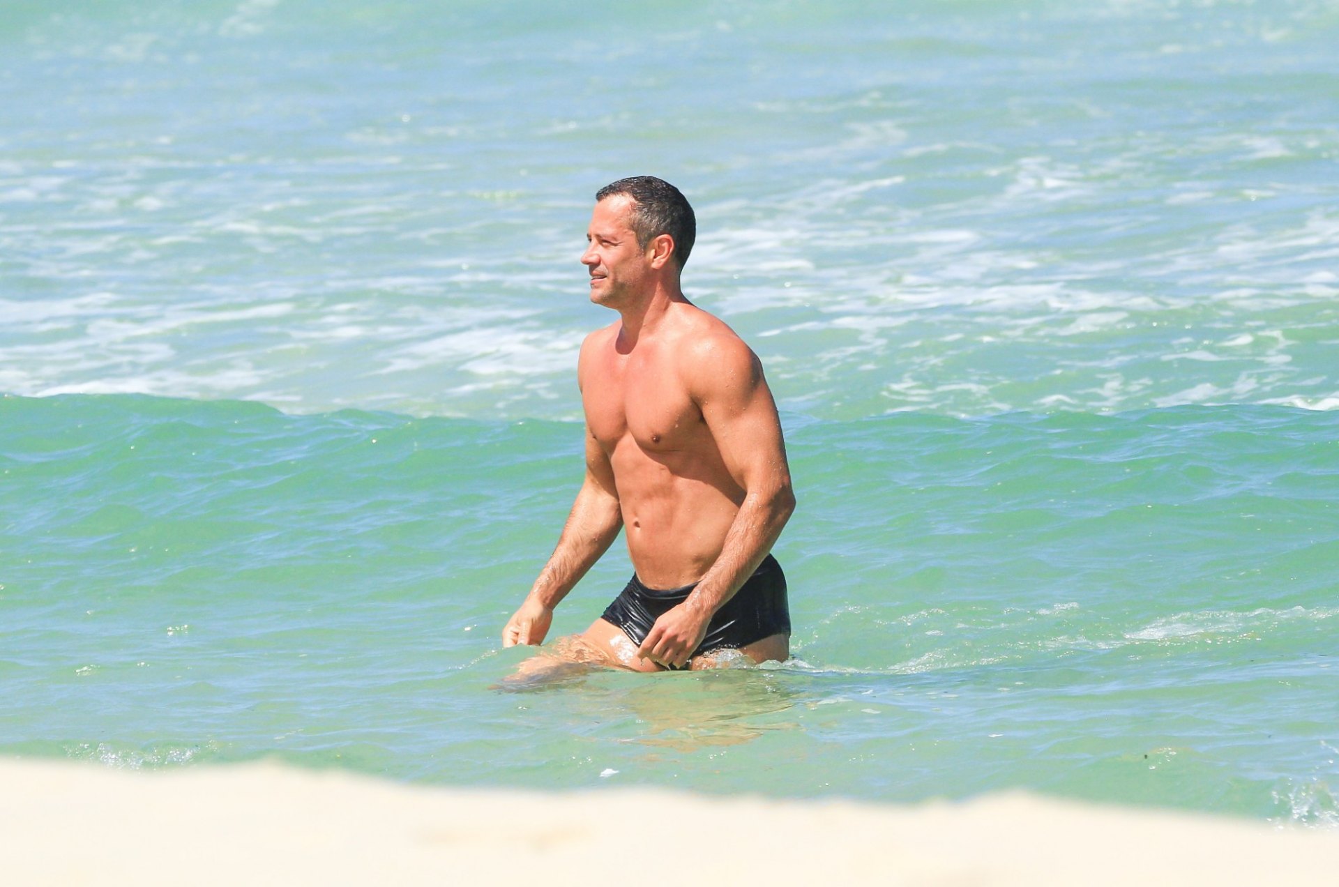 Malvino Salvador é visto em praia do Rio