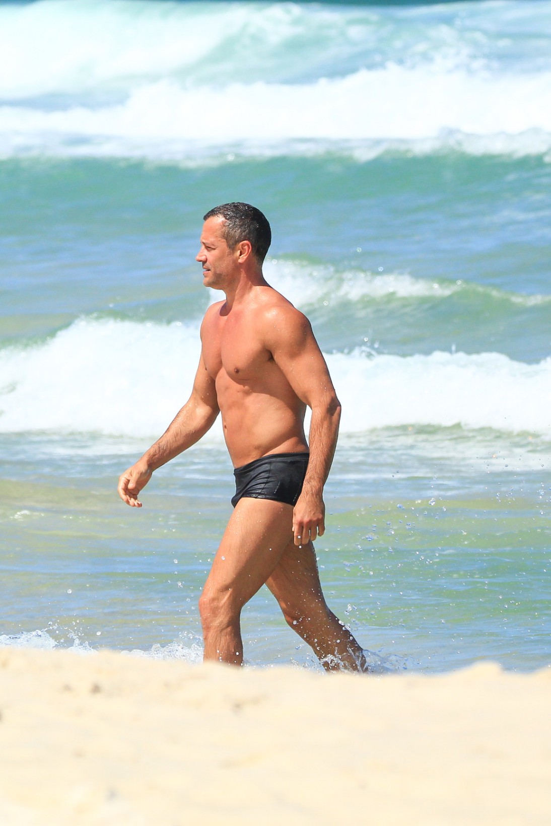 Malvino Salvador é visto em praia do Rio