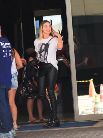 Ex-BBB Bárbara Heck é vista saindo de hotel na Barra da Tijuca