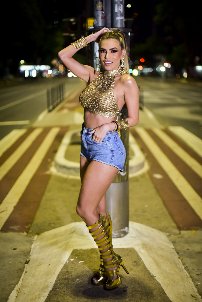 Erika Schneider faz ensaio de Carnaval na Paulista (Foto: Leo Franco / AgNews)