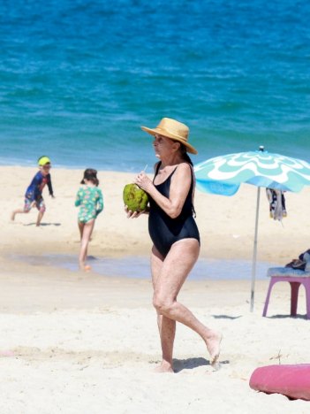 Betty Faria vai à praia no Leblon, no Rio (Foto: J / AGNEWS)