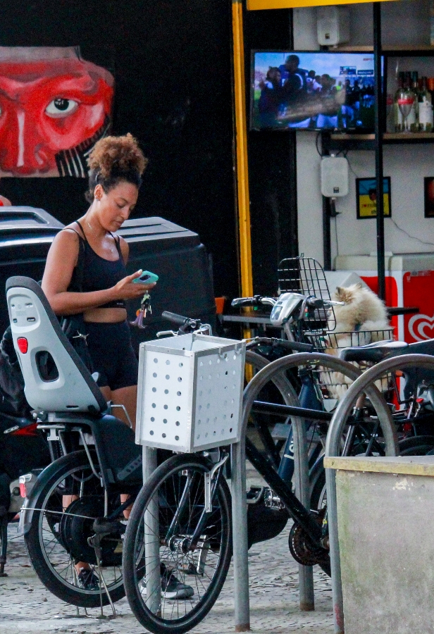 Sheron Menezzes é clicada andando de bicicleta na Zonal Sul do Rio 