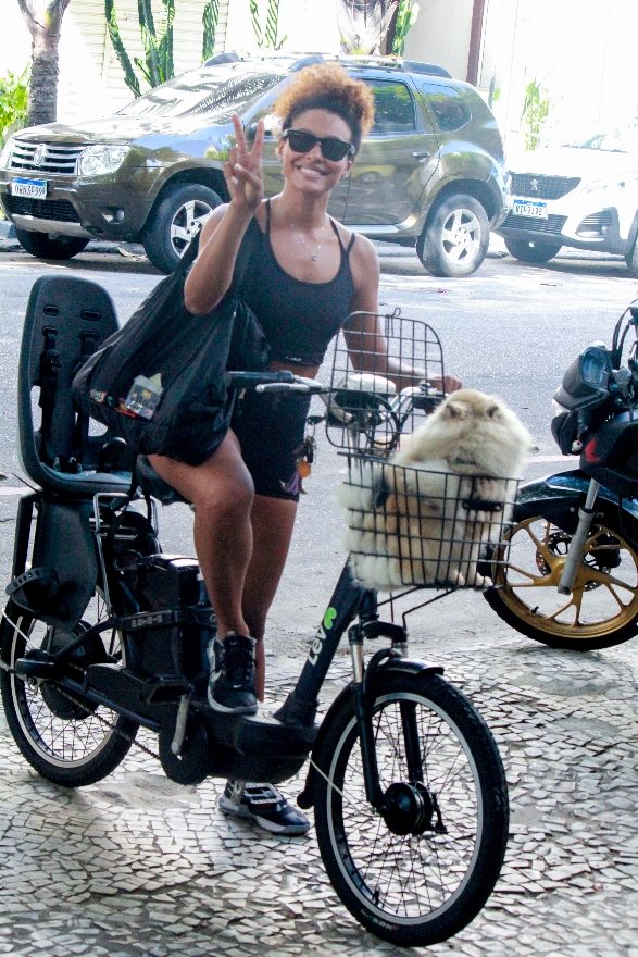 Sheron Menezzes é clicada andando de bicicleta na Zonal Sul do Rio