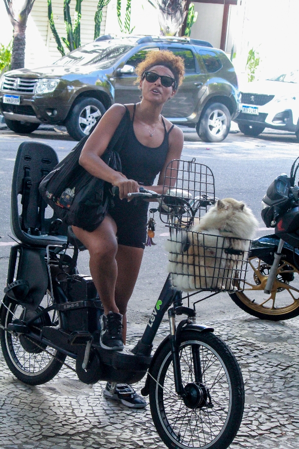 Sheron Menezzes é clicada andando de bicicleta na Zonal Sul do Rio