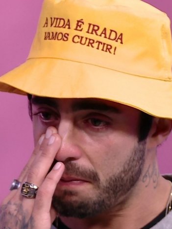 Pedro Scooby chorou após ver vídeo de filho (Reprodução/Globoplay)