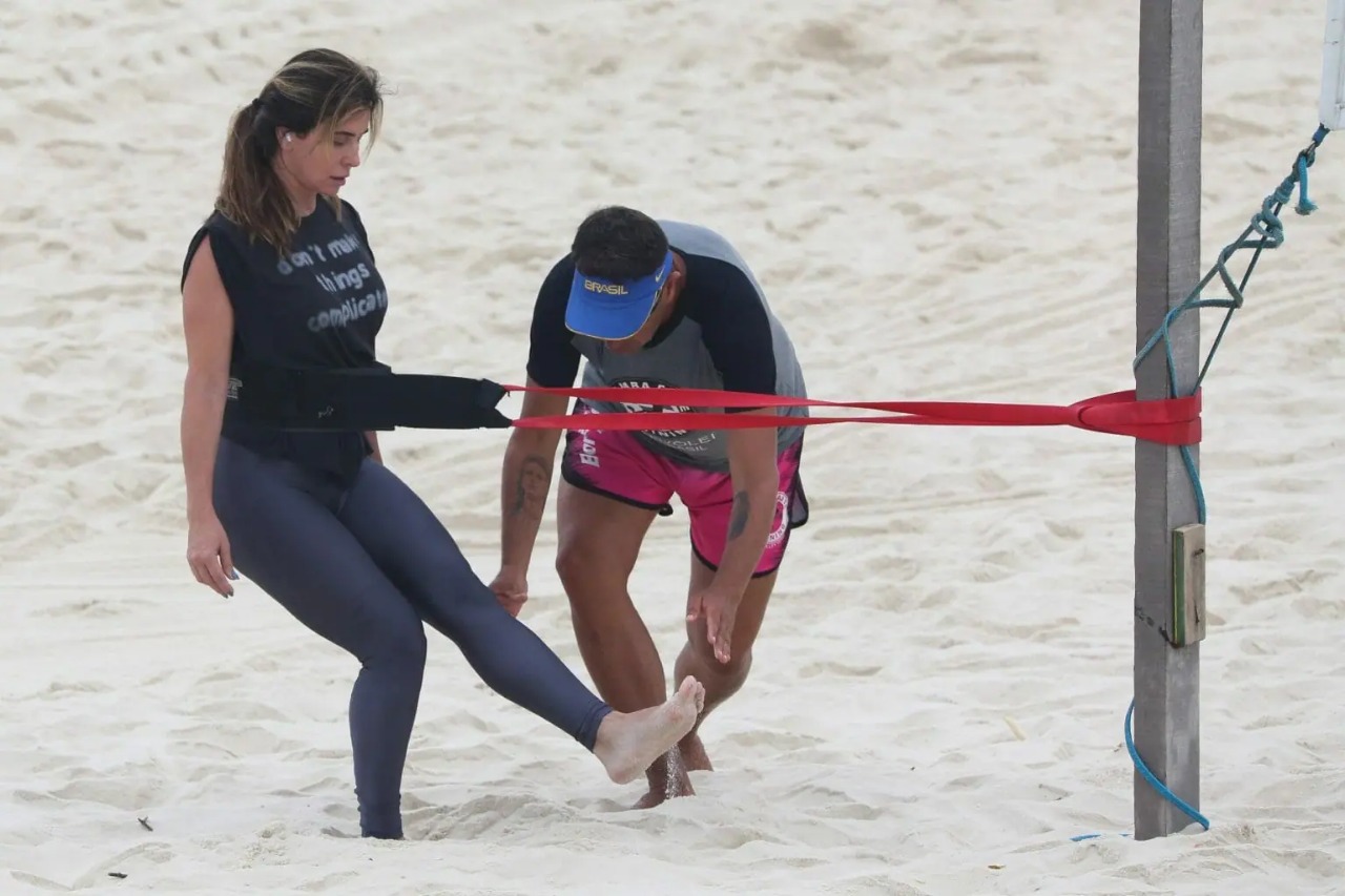 Giovanna Antonelli realiza treino funcional na praia (Foto: Dilson Silva/AgNews)