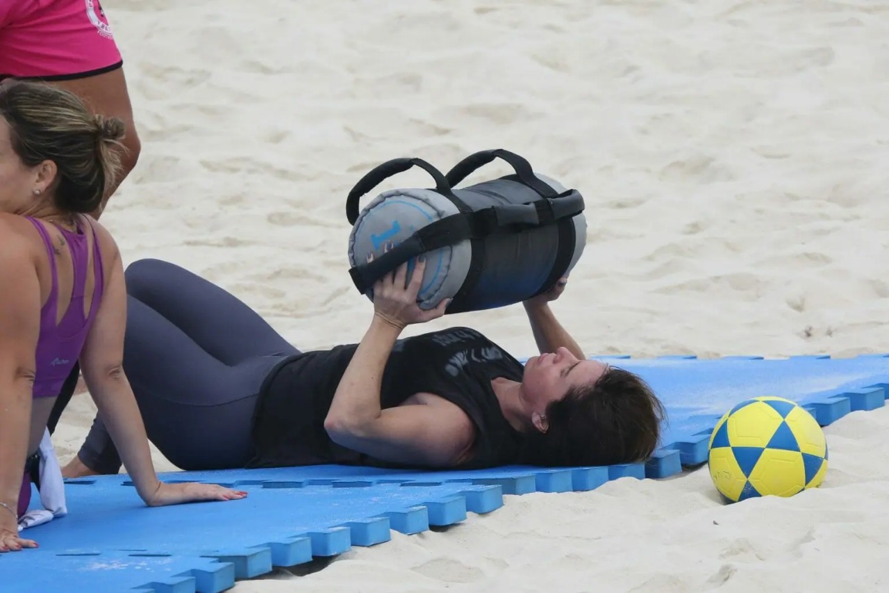 Giovanna Antonelli realizando una capacitación laboral en la playa (Foto: Dilson Silva/AgNews)