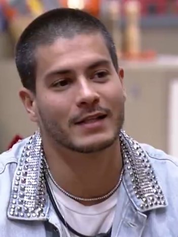 Arthur Aguiar defende sua permanência no BBB 2022: ator é favorito a vencer o reality (Foto: Reprodução/TV Globo)