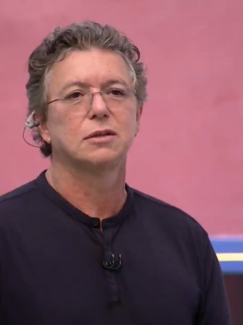 Boninho na casa do Big Brother Brasil; diretor acabou soltando informação sobre a participação de um sertanejo no BBB 2023 (Foto: Reprodução/TV Globo)