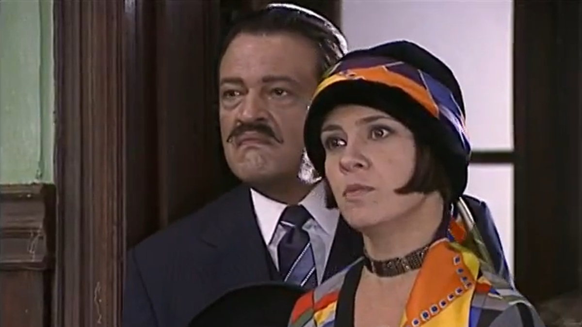 Adriana Esteves (Catarina) e Luís Melo (Batista) em cena de O Cravo e a Rosa (Foto: Reprodução/TV Globo)