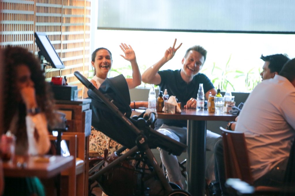 Michael e Thais Fersoza são vistos em restaurante com amigos (Foto: Edson Aipim/AGNEWS)