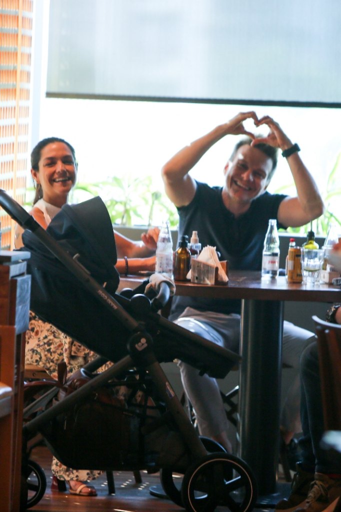 Michael e Thais Fersoza são vistos em restaurante com amigos (Foto: Edson Aipim/AGNEWS)