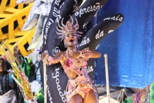 Ex-BBB Natália no desfile da Beija Flor (Foto: WALLACE BARBOSA/ AG NEWS)