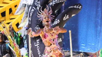 Ex-BBB Natália no desfile da Beija Flor (Foto: WALLACE BARBOSA/ AG NEWS)