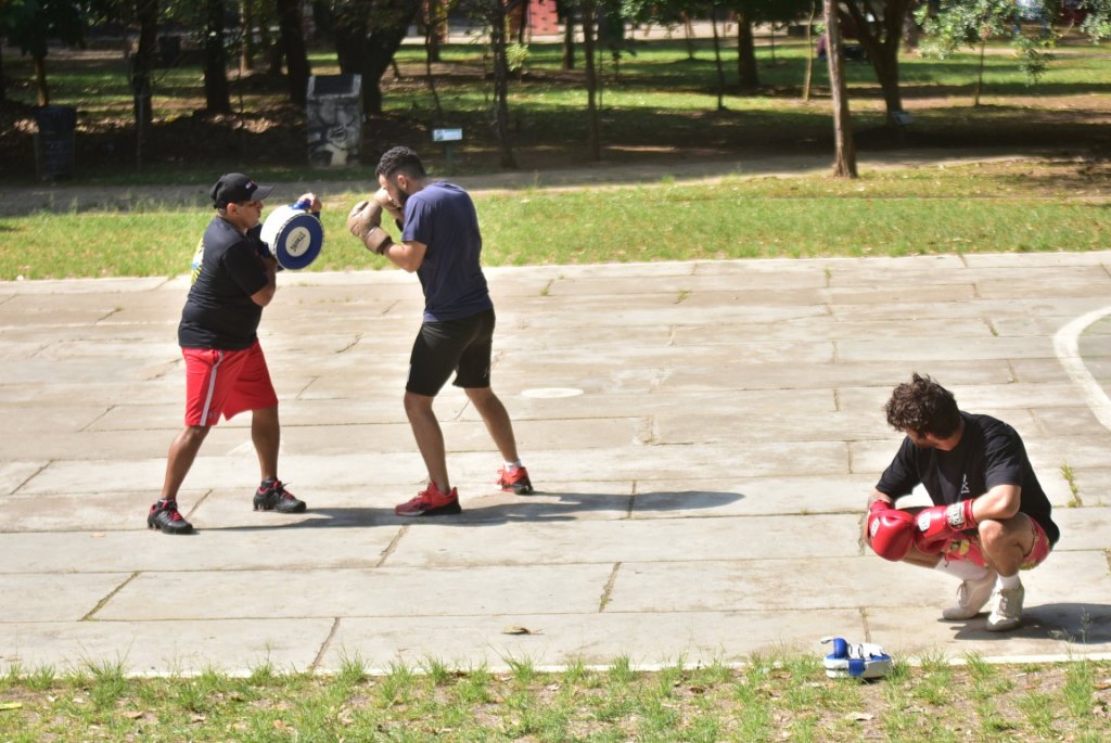 Chay Suede faz treino de boxe acompanhado de seu irmão Guilherme Rocha (Foto: Leo Franco / AgNews)