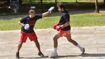 Chay Suede faz treino de boxe em praça de São Paulo (Foto: Leo Franco / AgNews)