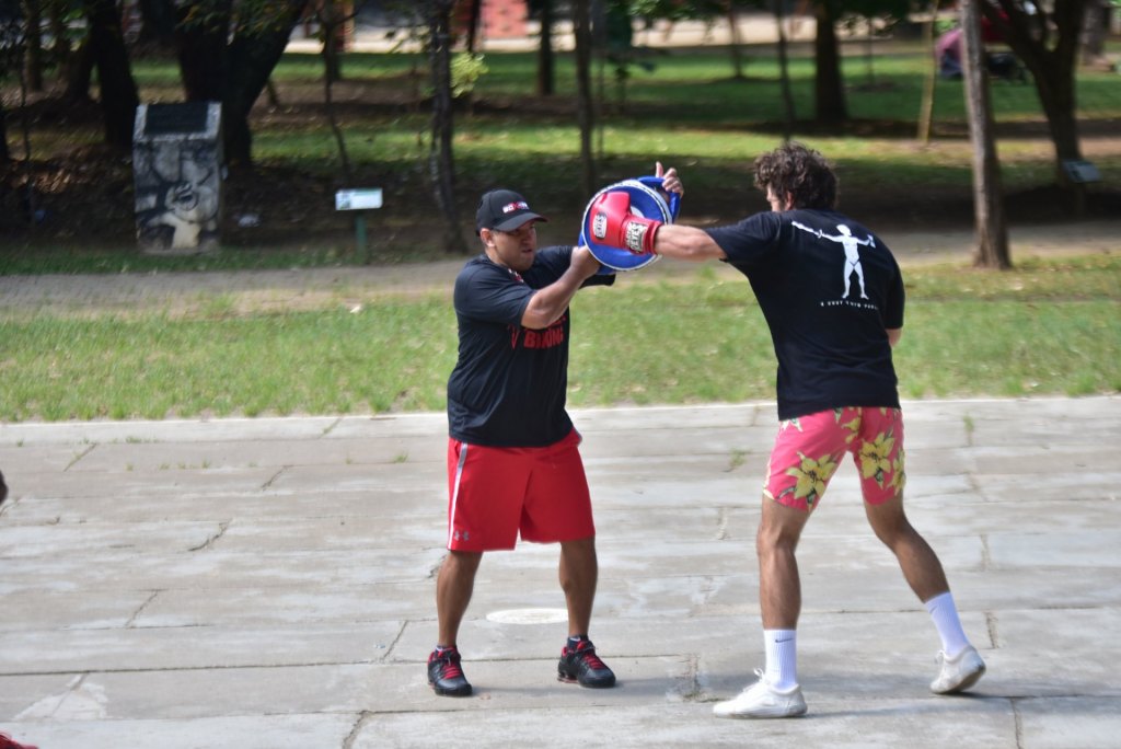 Chay Suede faz treino de boxe em praça de São Paulo (Foto: Leo Franco / AgNews)