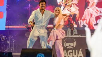 Luísa Sonza faz performance sexy no palco com Xamã (Foto: Webert Belicio/ Agnews)