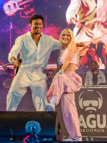 Luísa Sonza faz performance sexy no palco com Xamã (Foto: Webert Belicio/ Agnews)
