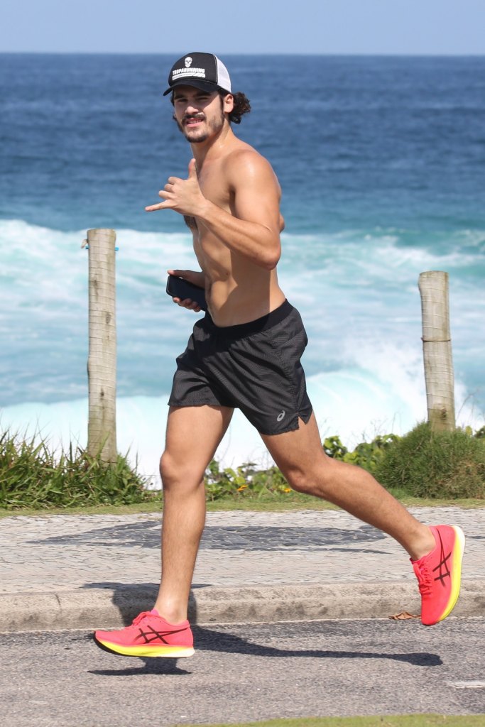 Nicolas Prattes corre na orla da praia da Barra da Tijuca (Foto: Dilson Silva/AGNEWS)