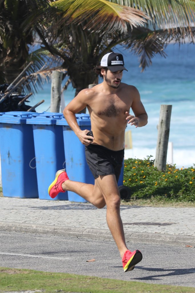Nicolas Prattes corre na orla da praia da Barra da Tijuca (Foto: Dilson Silva/AGNEWS)