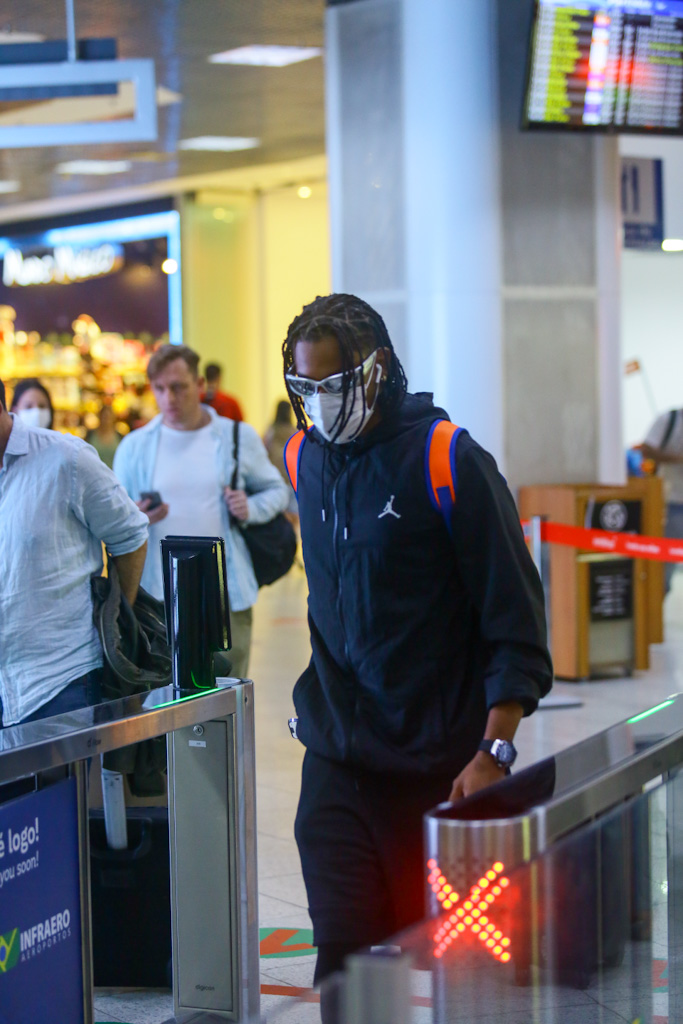 Vice campeão do BBB, Paulo André embarca em aeroporto do Rio 