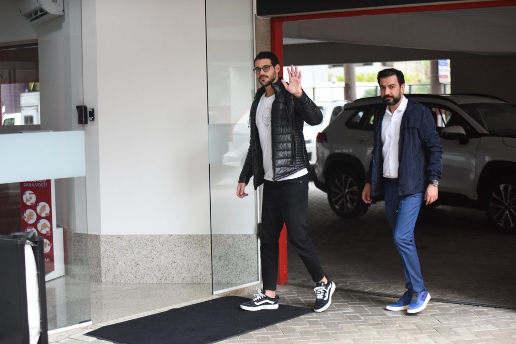 Rodrigo Mussi é visto chegando em prédio comercial para assinar contrato na mesma empresa (Fotos: Leo Franco / AgNews)