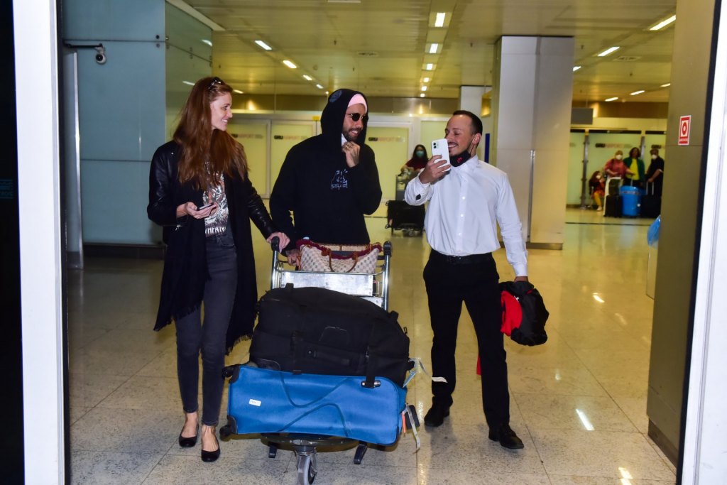 Pedro Scooby e Cintia Dicker desembarcam no Aeroporto de Guarulhos (Fotos Leo Franco/ AgNews)